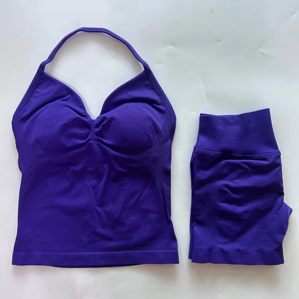 2-Piece Seamless Gym Set – Backless Top & Scrunch Shorts
