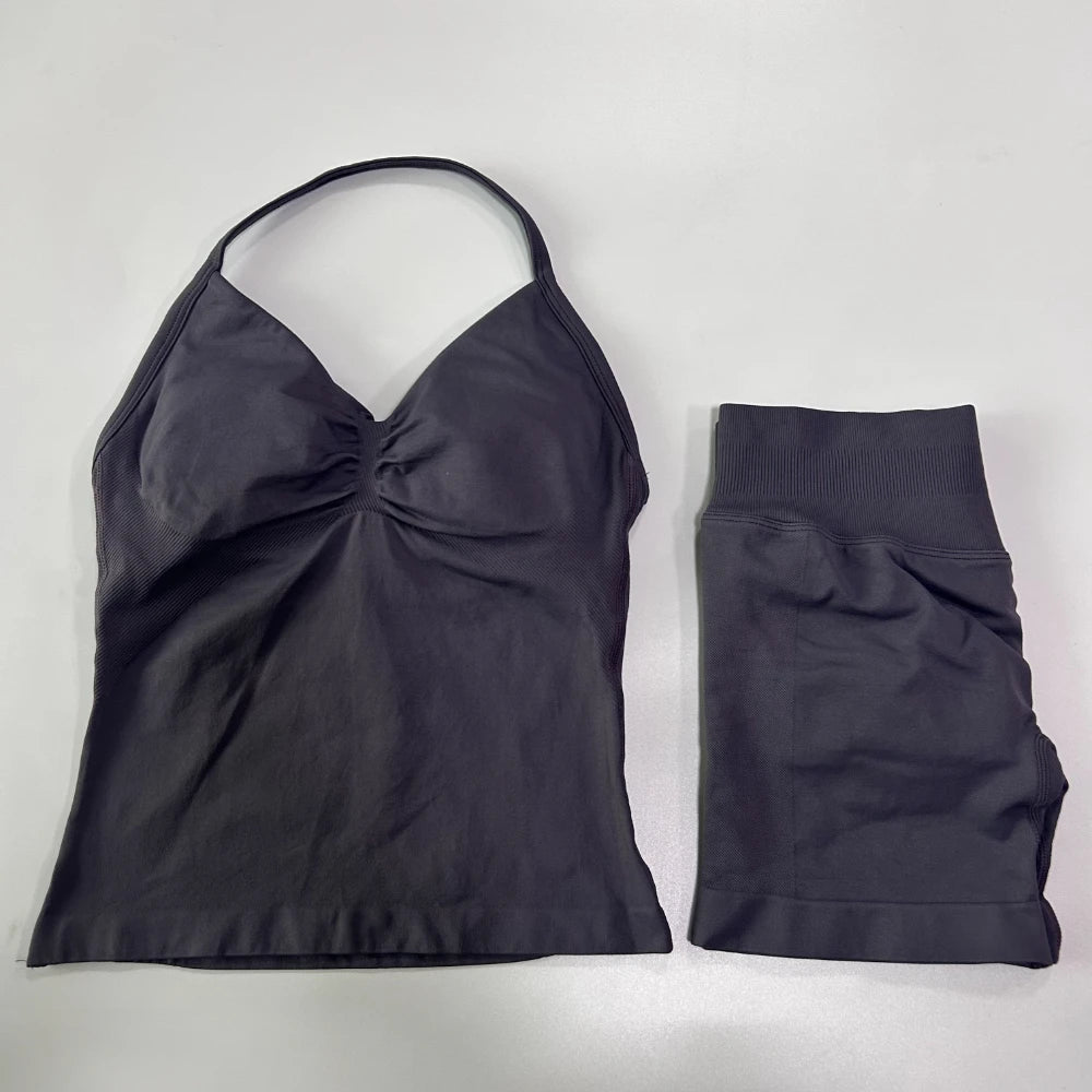 2-Piece Seamless Gym Set – Backless Top & Scrunch Shorts