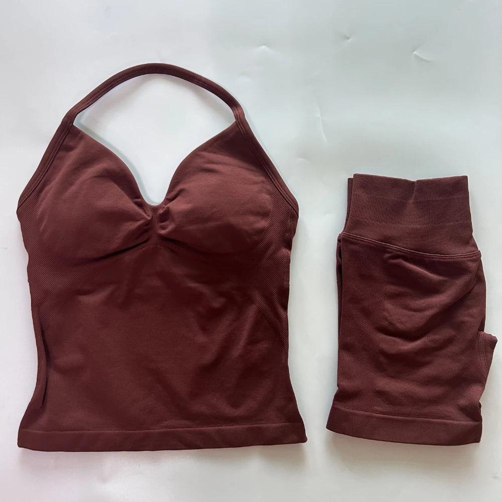 2-Piece Seamless Gym Set – Backless Top & Scrunch Shorts