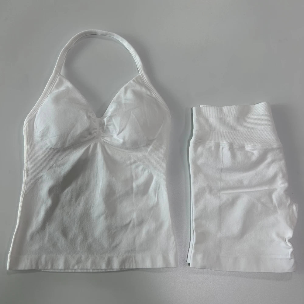 2-Piece Seamless Gym Set – Backless Top & Scrunch Shorts
