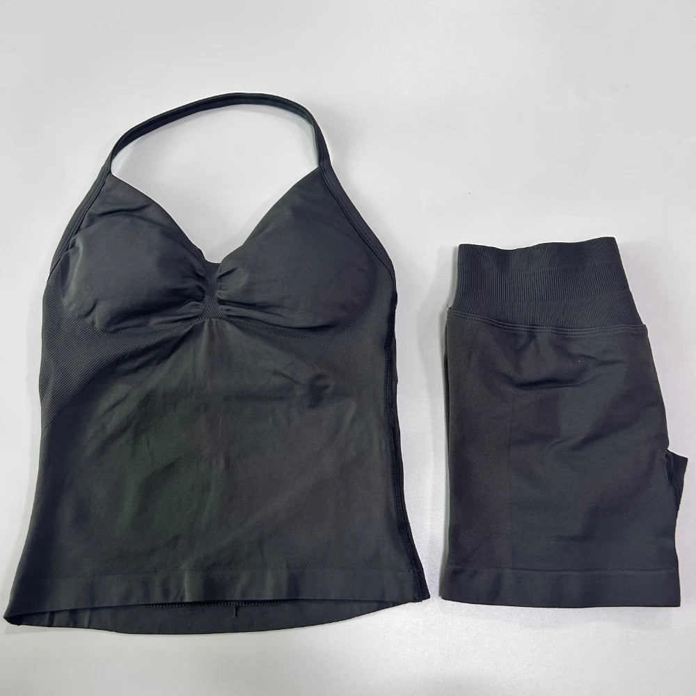 2-Piece Seamless Gym Set – Backless Top & Scrunch Shorts