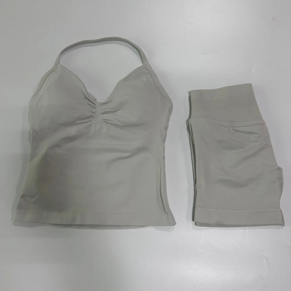 2-Piece Seamless Gym Set – Backless Top & Scrunch Shorts