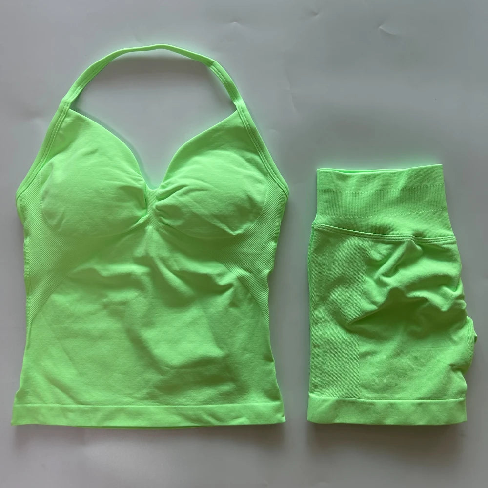 2-Piece Seamless Gym Set – Backless Top & Scrunch Shorts