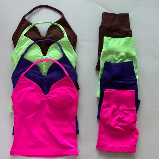 2-Piece Seamless Gym Set – Backless Top & Scrunch Shorts
